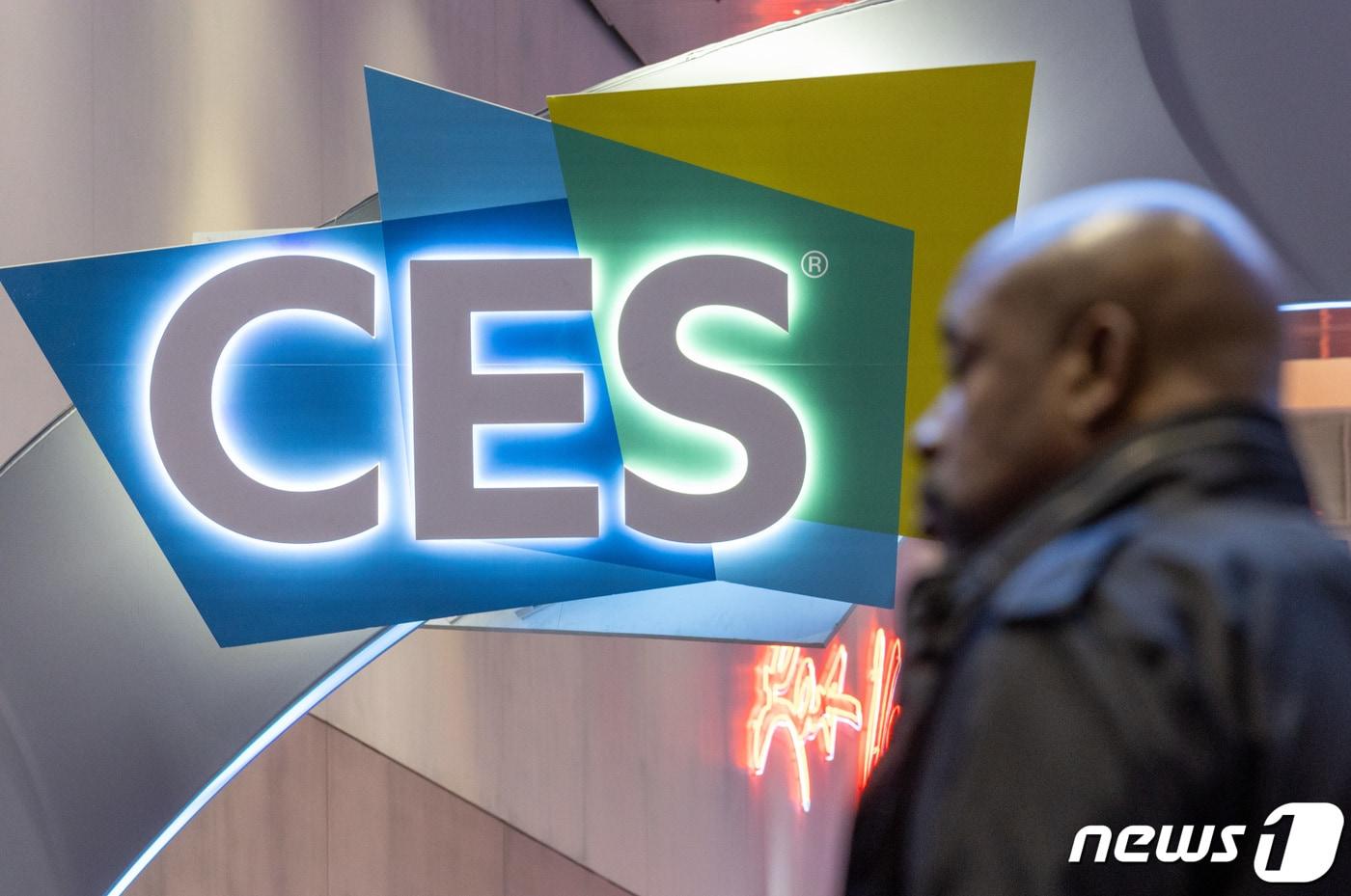 본문 이미지 - 세계 최대 가전·IT(정보기술) 전시회 'CES 2024' 개막을 이틀 앞둔 7일(현지시간) 미국 네바다주 라스베이거스 컨벤션센터(LVCC)에서 관계자들이 분주히 움직이고 있다. 올해 CES의 주제는 '올 투게더, 올 온'(All together All on·모두를 위한 모든 기술의 활성화)이다. 핵심은 인공지능(AI)이다. 2024.1.8/뉴스1 ⓒ News1 이재명 기자