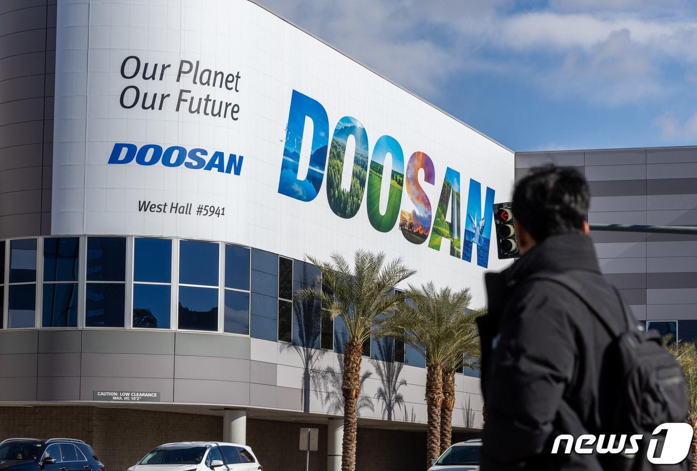 본문 이미지 - 미국 네바다주 라스베이거스 컨벤션센터(LVCC)에 두산의 옥외 광고가 부착돼 있다.  2024.1.8 ⓒ 뉴스1 이재명 기자