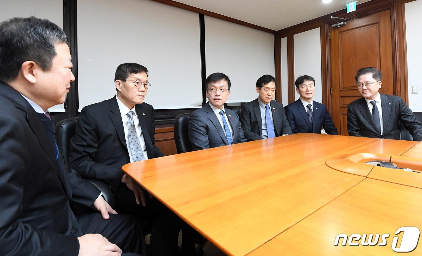본문 이미지 - 최상목 경제부총리 겸 기획재정부 장관이 8일 서울 영등포구 여의도 한국수출입은행에서 열린 '거시경제·금융현안 간담회'에서 참석자들과 태영건설 워크아웃 신청 이후 최근 진행상황에 대해 논의하고 있다. 왼쪽부터 박춘섭 경제수석, 이창용 한국은행 총재, 최 부총리, 김주현 금융위원장, 이복현 금감원장, 강석훈 한국산업은행 회장. (기획재정부 제공) 2024.1.8/뉴스1
