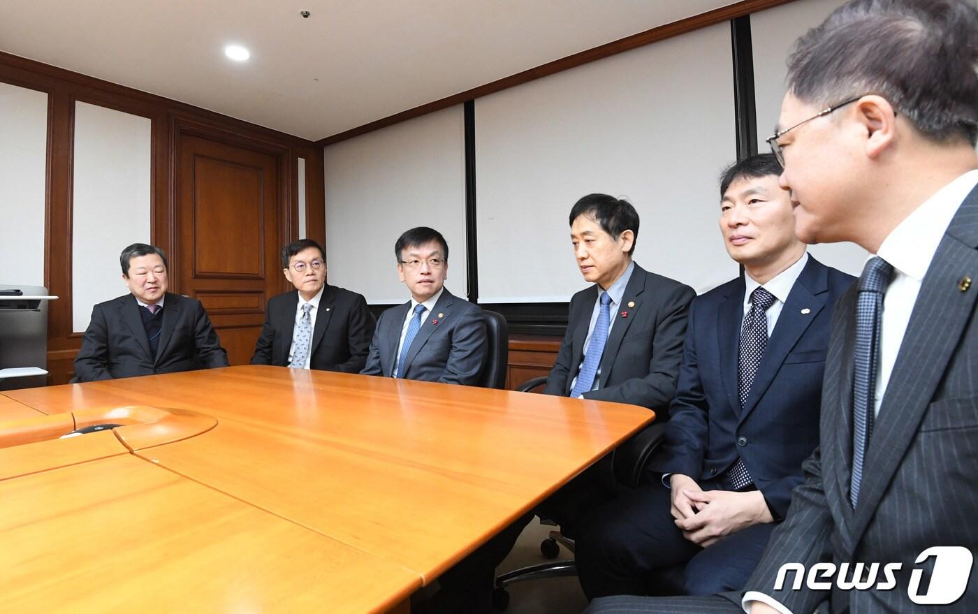 본문 이미지 - 최상목 경제부총리 겸 기획재정부 장관이 지난 8일 서울 영등포구 여의도 한국수출입은행에서 열린 '거시경제·금융현안 간담회'에서 태영건설 워크아웃 신청 이후 최근 진행상황에 대해 논의하고 있다. 왼쪽부터 박춘섭 경제수석, 이창용 한국은행 총재, 최상목 부총리, 김주현 금융위원장, 이복현 금감원장, 강석훈 한국산업은행 회장. (기획재정부 제공) 2024.1.8/뉴스1