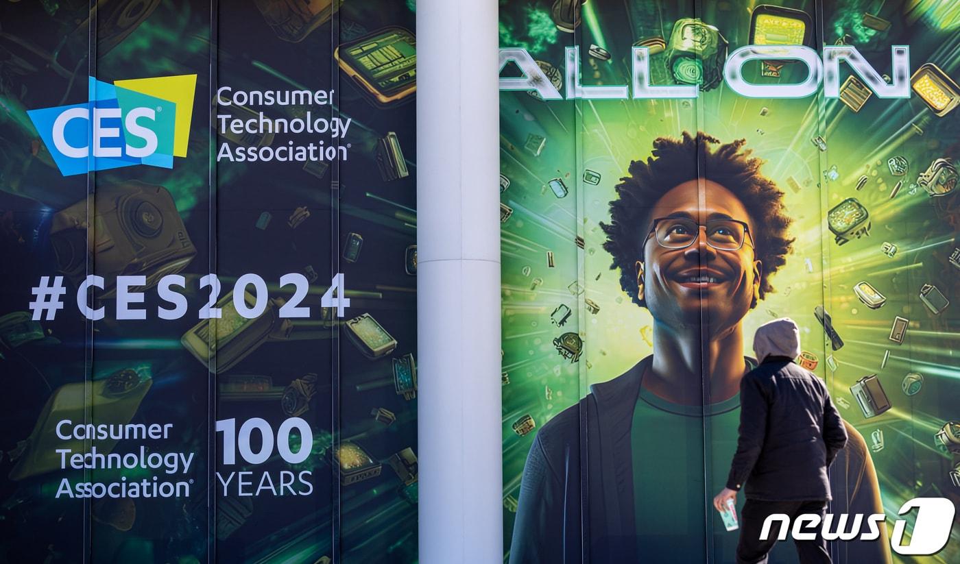 세계 최대 가전·IT(정보기술) 전시회 'CES 2024' 개막을 이틀 앞둔 7일(현지시간) 미국 네바다주 라스베이거스 컨벤션센터(LVCC) 웨스트홀 외벽에 CES 홍보물이 부착돼 있다. 올해 CES의 주제는 '올 투게더, 올 온'(All together All on·모두를 위한 모든 기술의 활성화)이다. 핵심은 인공지능(AI)이다. 2024.1.8/뉴스1 ⓒ News1 이재명 기자