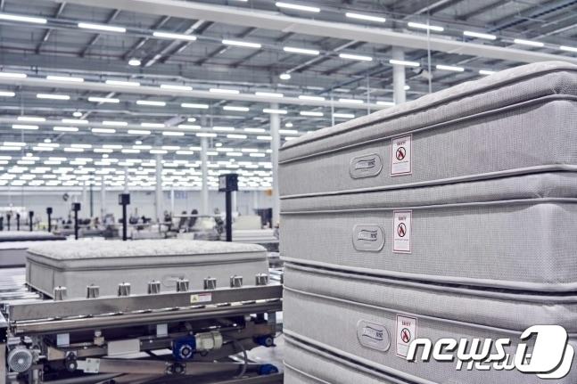 본문 이미지 - 시몬스 침대 난연 매트리스 제조 모습.(시몬스 침대 제공)