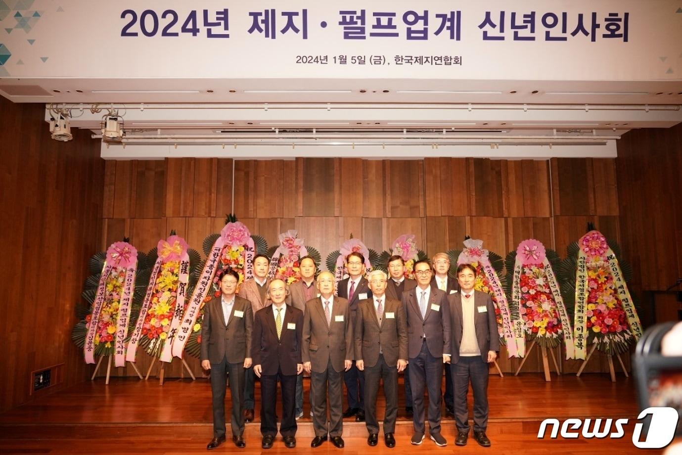 본문 이미지 -  왼쪽 아래부터 장만천 전주페이퍼 사장, 권육상 페이퍼코리아 사장, 최병민 깨끗한나라 회장, 이복진 제지연합회 회장, 권혁홍 대양그룹 회장, 김종주 산업통상자원부 과장, 왼쪽 위부터 류진호 고려제지 사장, 홍순호 홍원제지 사장, 김민환 깨끗한나라 대표, 유승환 아세아제지 사장, 아진P&P 정연수 부회장이 기념사진을 찍고 있다.