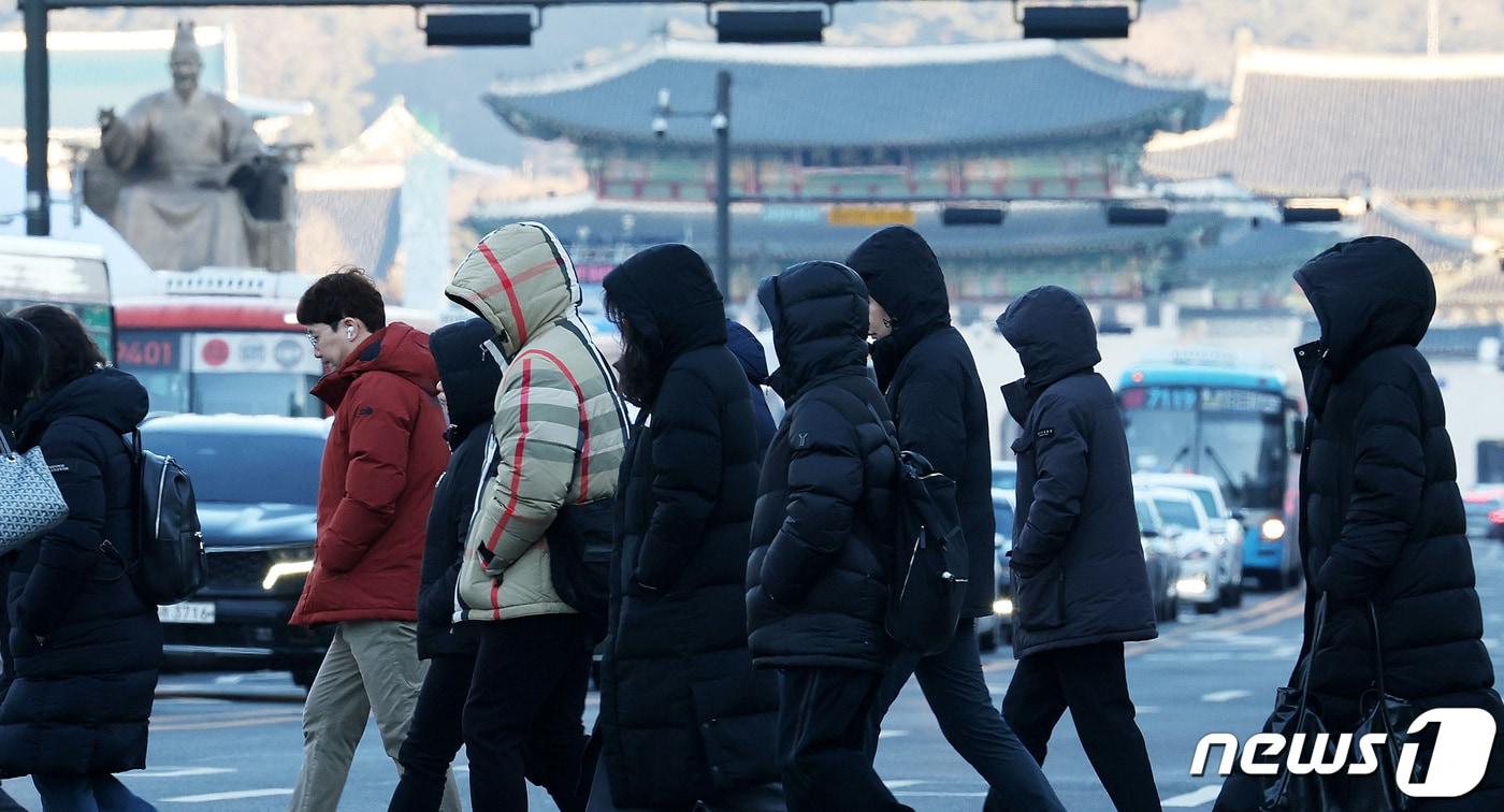 본문 이미지 - 서울 광화문네거리에서 시민들이 잔뜩 움츠린채 출근길 발걸음을 재촉하고 있다. 2024.1.8/뉴스1 ⓒ News1 박지혜 기자