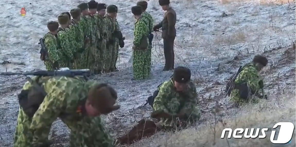 본문 이미지 - 북한은 지난 6일 연평도 북서방에서 실시한 것으로 파악되는 사격과 관련해 발파용 폭약을 터뜨린 '기만작전'이라 주장했다. 사진은 북한군이 발파용 폭약을 땅 속에 심는 모습. (출처=조선중앙TV) 2024.01.08./뉴스1