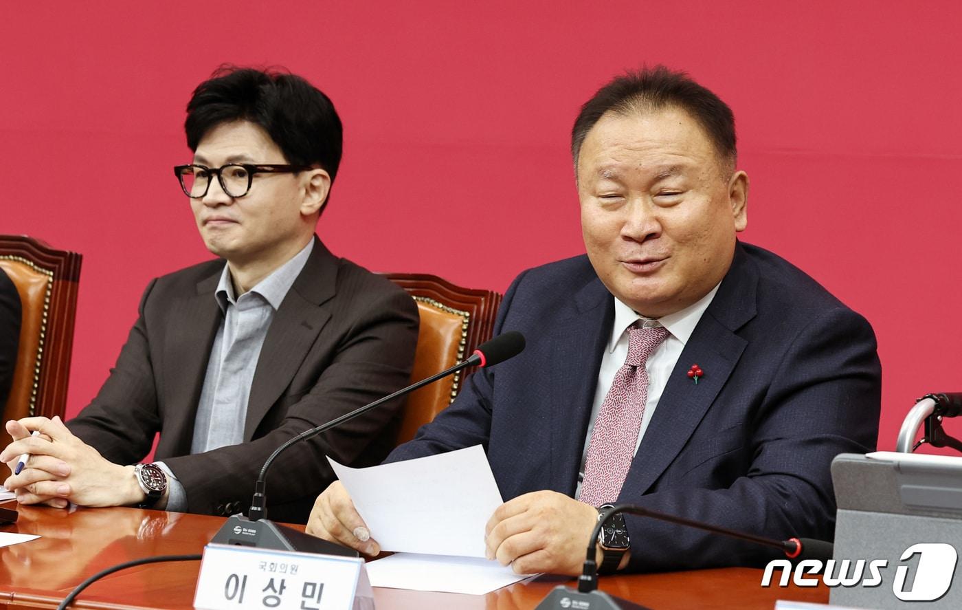 본문 이미지 - 8일 국회에서 열린 국민의힘 비상대책위원회에서 입당식을 가진 무소속 이상민 의원이 소감을 밝히고 있다. 2024.1.8 /뉴스1 ⓒNews1 구윤성 기자