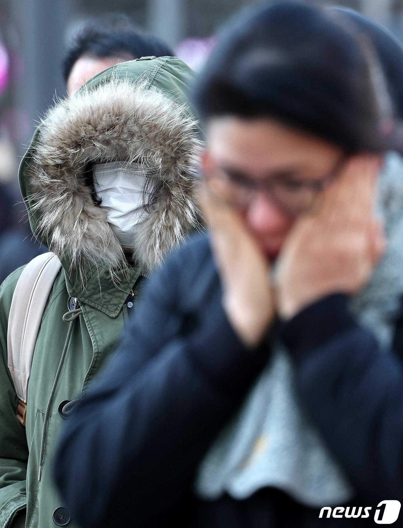 본문 이미지 - 반짝 강추위가 찾아온 8일 오전 서울 광화문네거리에서 시민들이 잔뜩 움츠린채 출근길 발걸음을 재촉하고 있다. 반짝 강추위 이후 9일부터는 평년 수준의 기온이 이어지겠다. 2024.1.8/뉴스1 ⓒ News1 박지혜 기자