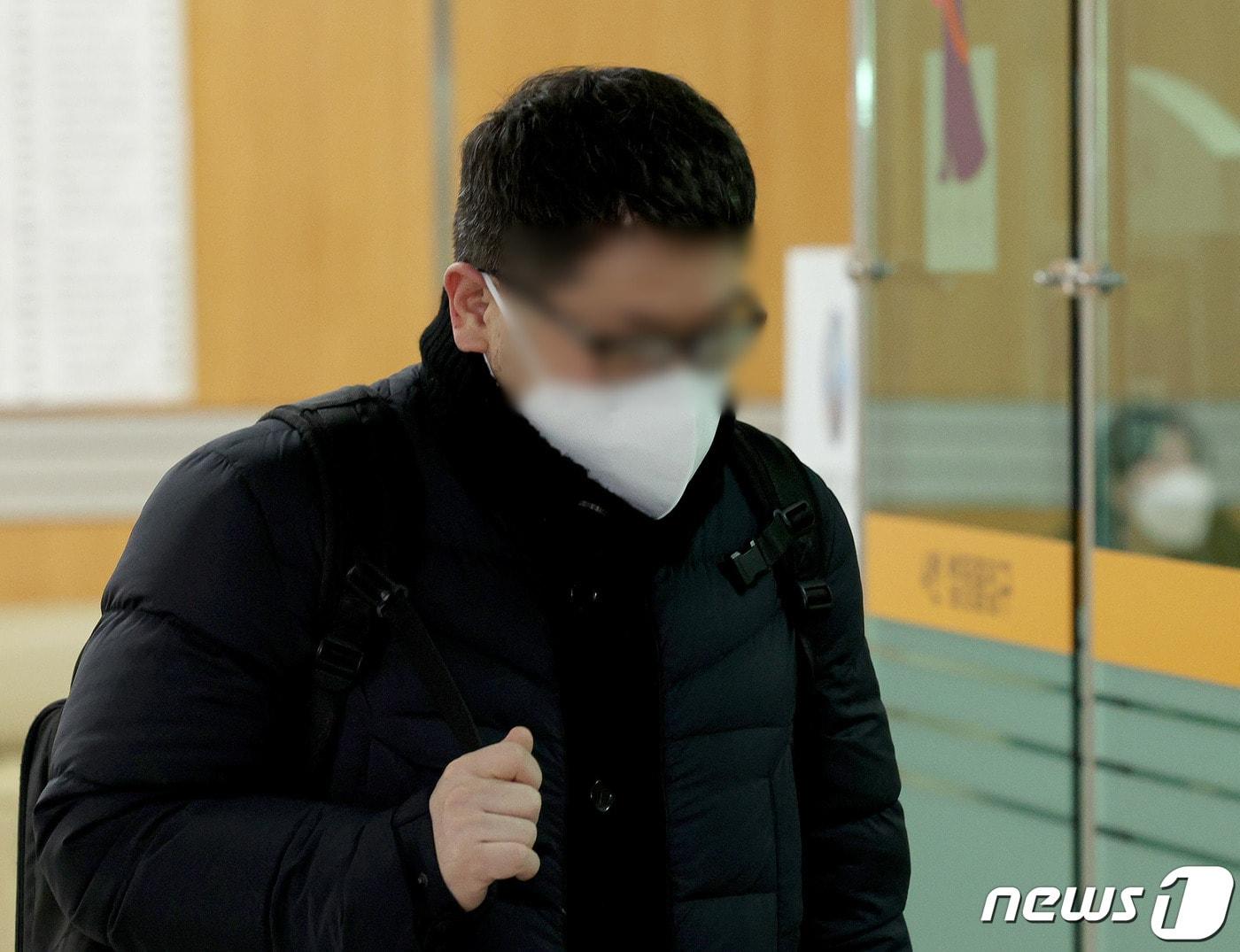 본문 이미지 - 정영학 회계사가 8일 오전 서울 서초구 서울중앙지방법원에서 열린 &#39;대장동 특혜&#39; 관련 특정경제범죄가중처벌 등에 관한 법률위반&#40;배임&#41;등 공판에 출석하고 있다. 2024.1.8/뉴스1 ⓒ News1 장수영 기자