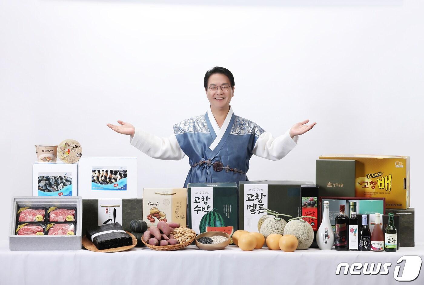 본문 이미지 - 전북 고창군 고향사랑기부제가 시행 첫해인 2023년 목표액 6억원을 초과 달성했다. 심덕섭 군수가 지역 농특산품을 홍보하고 있다.(뉴스1/DB) 