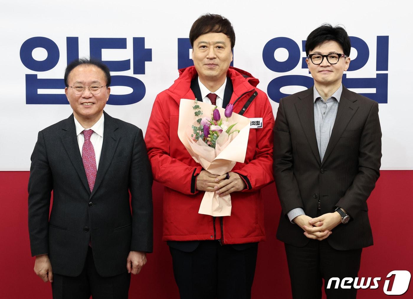 본문 이미지 - 국민의힘 한동훈 비상대책위원장과 윤재옥 원내대표가 지난 1월 8일 오전 서울 여의도 국회에서 열린 국민의힘 인재영입위원회 입당 및 영입 환영식에서 추가 영입인재로 합류한 정성국 전 한국교원단체총연합회(교총) 회장과 함께 기념촬영을 하고 있다. 2024.1.8/뉴스1 ⓒ News1 구윤성 기자