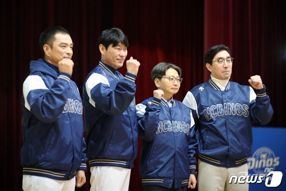 본문 이미지 - NC 다이노스 공필성 2군 감독, 강인권 감독, 임선남 단장, 이진만 대표이사(왼쪽부터)가 8일 오전 경남 창원시 마산야구센터 올림픽기념국민생활관에서 열린 신년회에서 기념 촬영을 하고 있다. (NC 제공)