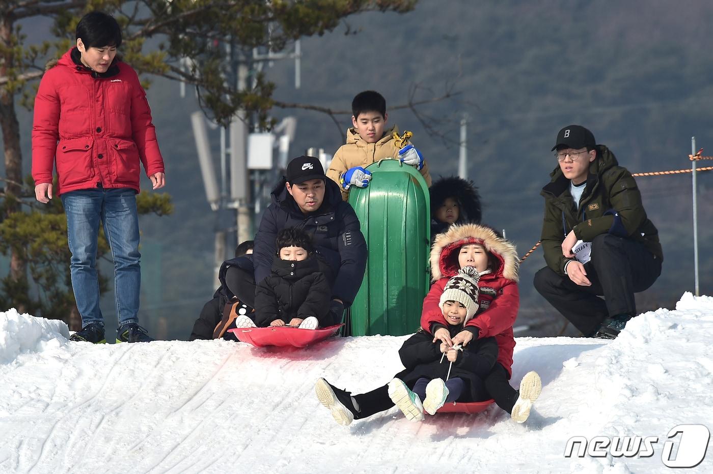 본문 이미지 - 제천얼음페스티벌 때 운영된 임시 눈썰매장.(제천시 제공).2024.1.8/뉴스1