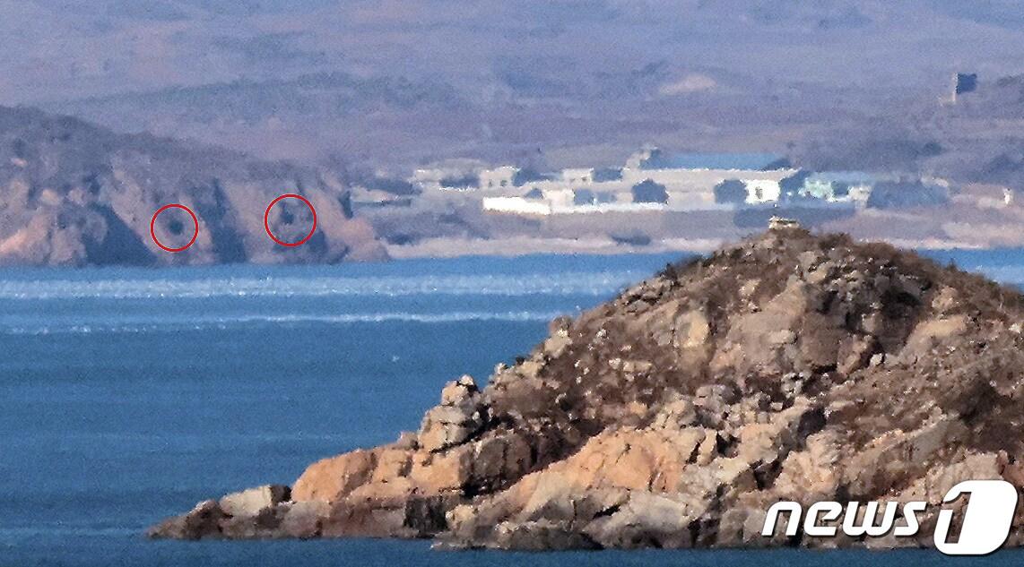 본문 이미지 - 8일 오후 인천시 옹진군 대연평도 조기역사관에서 바라본 북한 황해도 한 해안마을 인근에 설치된 포진지가 열려있다. 2024.1.8/뉴스1 ⓒ News1 이동해 기자