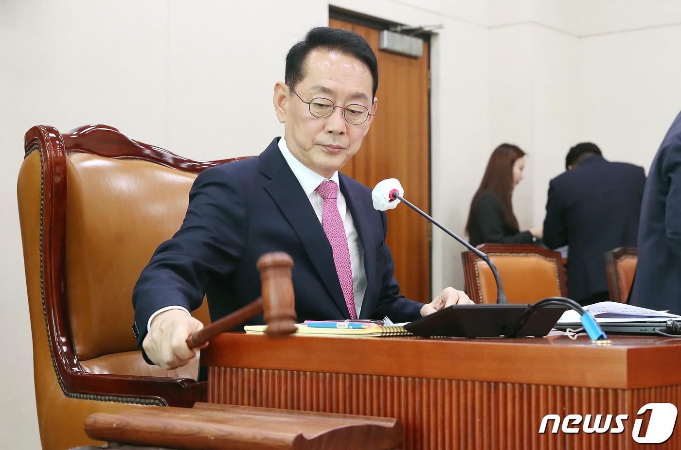 본문 이미지 - 김도읍 국회 법사위 위원장이 8일 오후 서울 여의도 국회에서 열린 법제사법위원회 전체회의에서 의사봉을 두드리고 있다. 2024.1.8/뉴스1 ⓒ News1 임세영 기자
