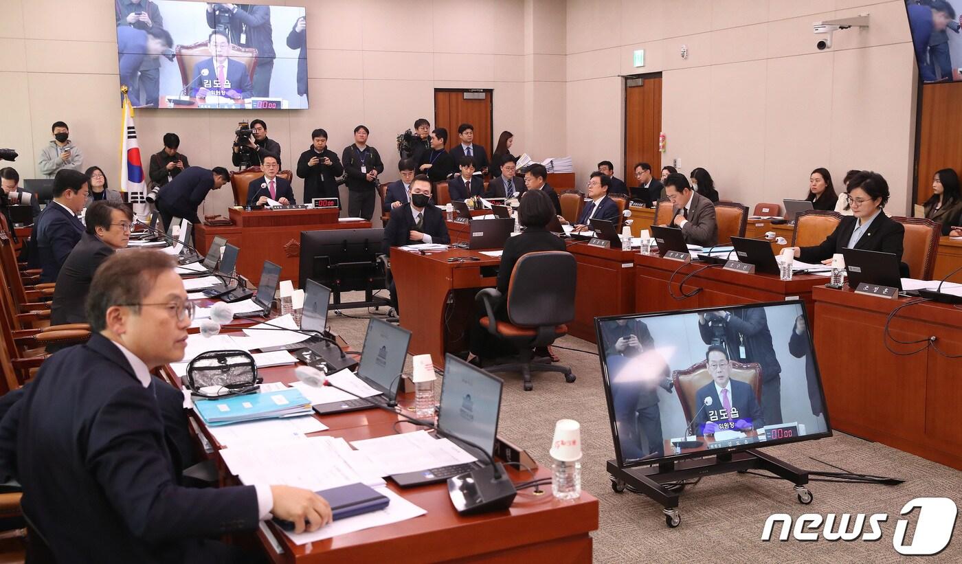 본문 이미지 - 김도읍 국회 법사위 위원장이 8일 오후 서울 여의도 국회에서 열린 법제사법위원회 전체회의를 주재하고 있다. 2024.1.8/뉴스1 ⓒ News1 임세영 기자