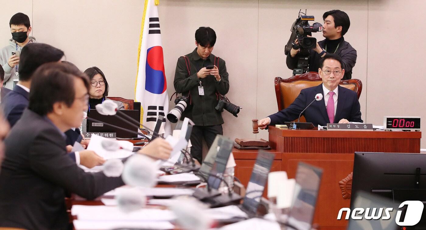 본문 이미지 - 김도읍 국회 법사위 위원장이 8일 오후 서울 여의도 국회에서 열린 법제사법위원회 전체회의에서 의사봉을 두드리고 있다. 2024.1.8/뉴스1 ⓒ News1 임세영 기자