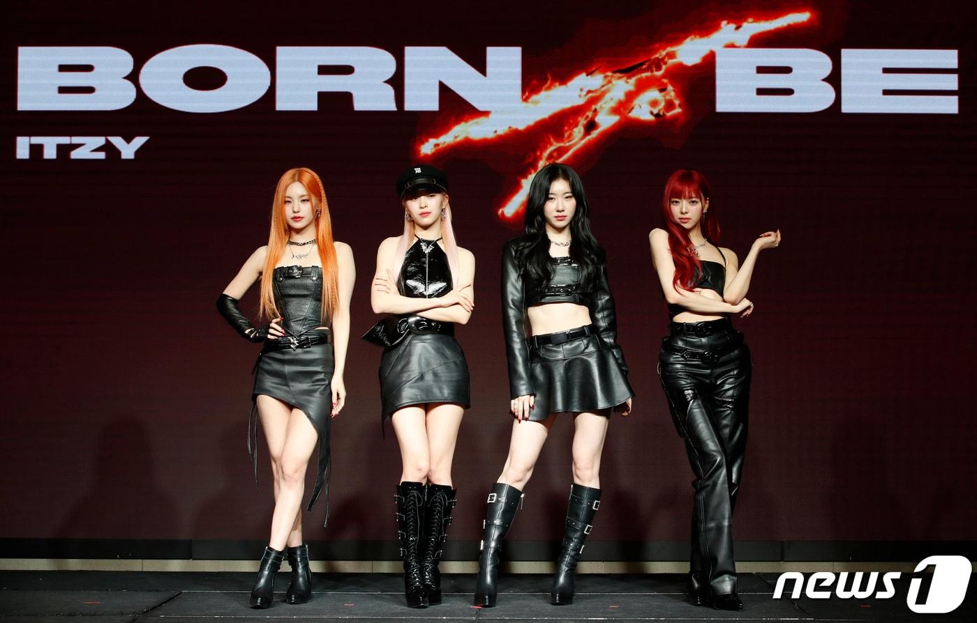 본문 이미지 - 그룹 있지(ITZY)의 예지(왼쪽부터)와 류진, 채령, 유나/뉴스1 ⓒ News1