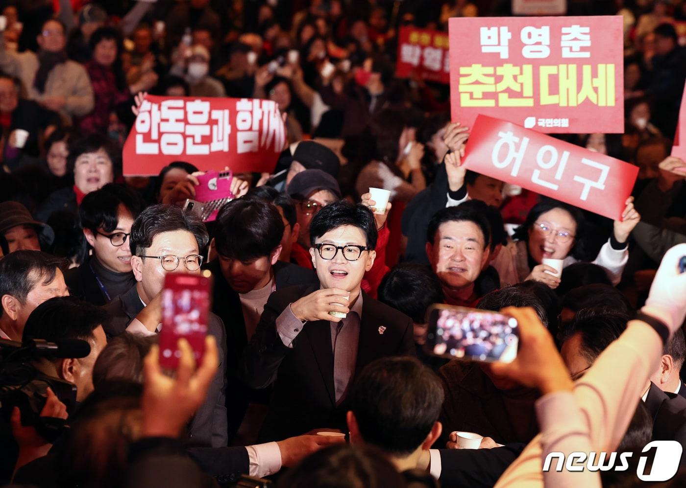 한동훈 국민의힘 비상대책위원장이 8일 오후 강원 원주시 인터불고호텔에서 열린 강원도당 신년인사회에서 건배를 하고 있다. 2024.1.8/뉴스1 ⓒ News1 구윤성 기자