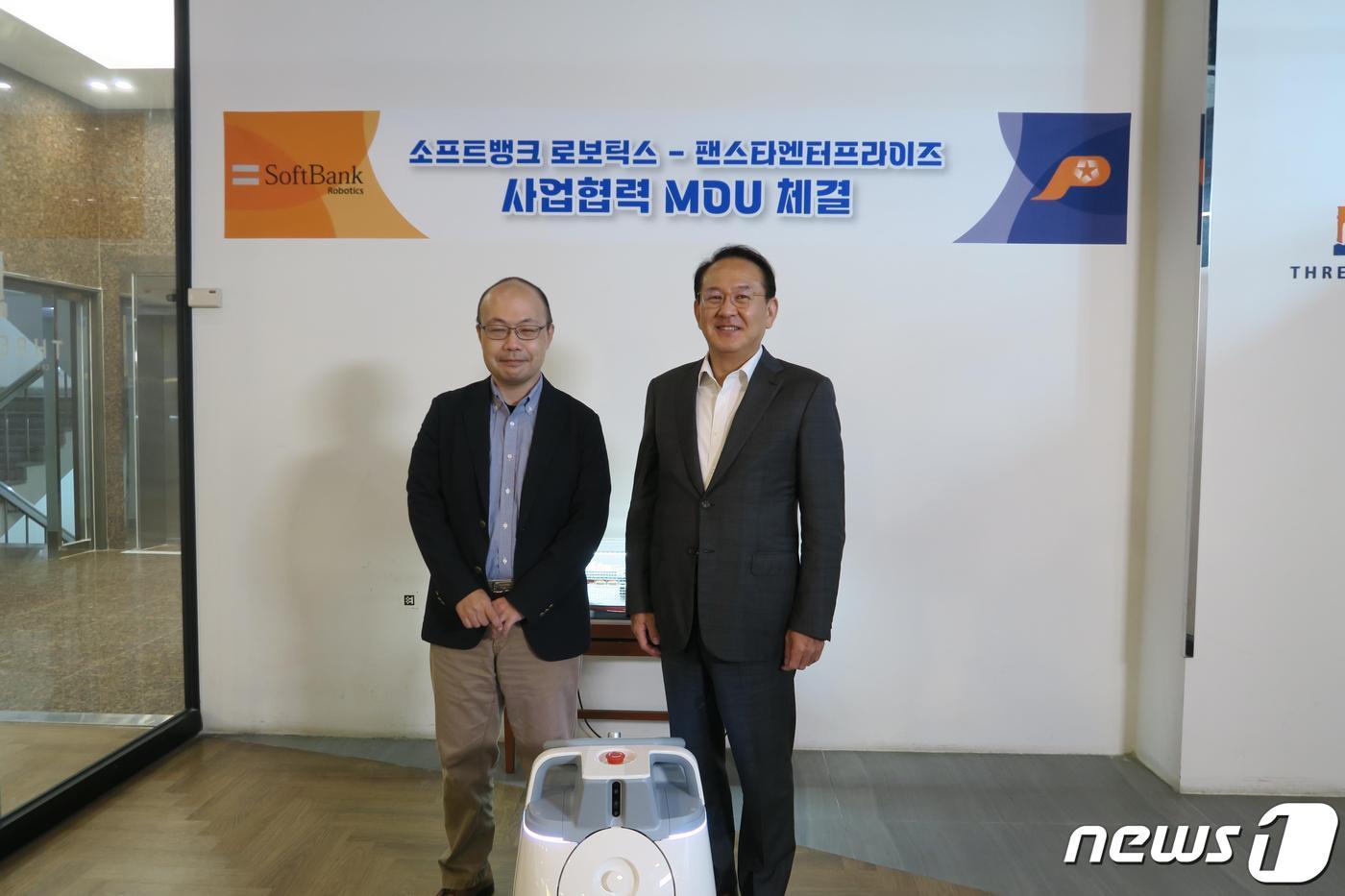본문 이미지 - 소프트뱅크 로보틱스측과 김현겸 팬스타그룹 회장이 소프트뱅크로보틱스 MOU 체결 후 기념사진을 찍고 있다(팬스타그룹 제공)