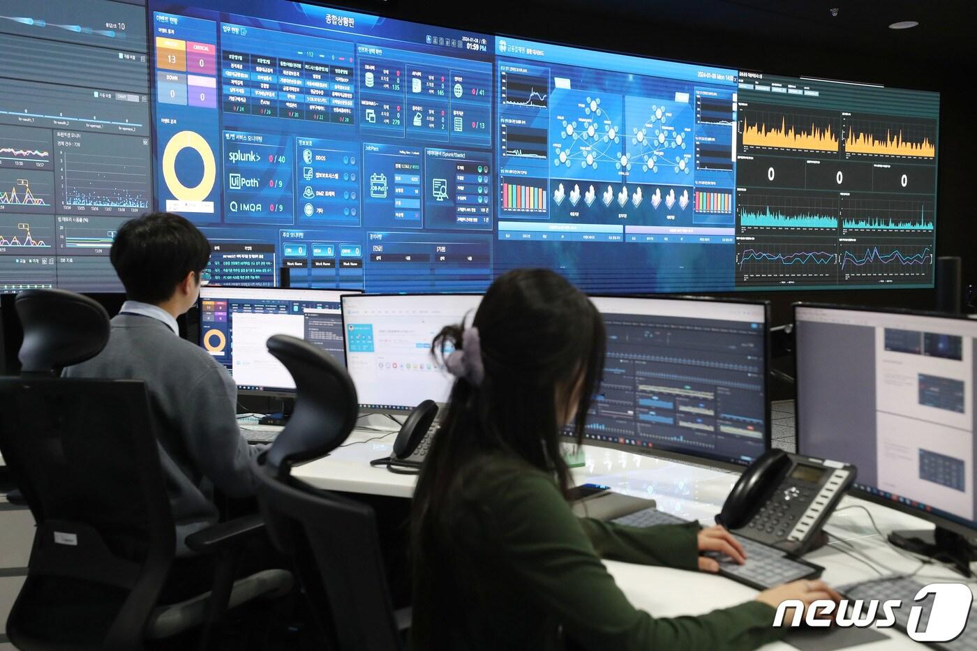 본문 이미지 - 주택담보대출 갈아타기 서비스 시행을 하루 앞둔 지난 8일 오후 경기 성남시 분당구 금융결제원 분당센터 통합관제실에서 관계자들이 업무를 보고 있다. 2024.1.8/뉴스1 ⓒ News1 김영운 기자