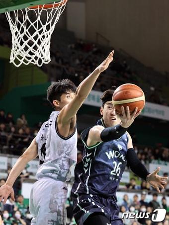 본문 이미지 - 8일 오후 강원 원주종합체육관에서 열린 2023-2024 KBL 정관장 프로농구 원주 DB와 수원 KT와의 경기에서 DB 강상재가 슛을 하고 있다. 2024.1.8/뉴스1 ⓒ News1 황기선 기자