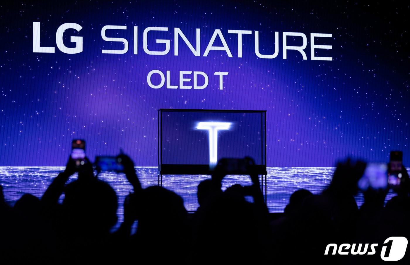 본문 이미지 - 세계 최대 가전·IT(정보기술) 전시회 'CES 2024' 개막을 하루 앞둔 8일(현지시간) 오전 미국 네바다주 라스베이거스 만달레이 베이에서 열린 LG전자 프레스 콘퍼런스에서 무선 투명 올레드 TV가 공개되고 있다. 2024.1.9/뉴스1 ⓒ News1 이재명 기자