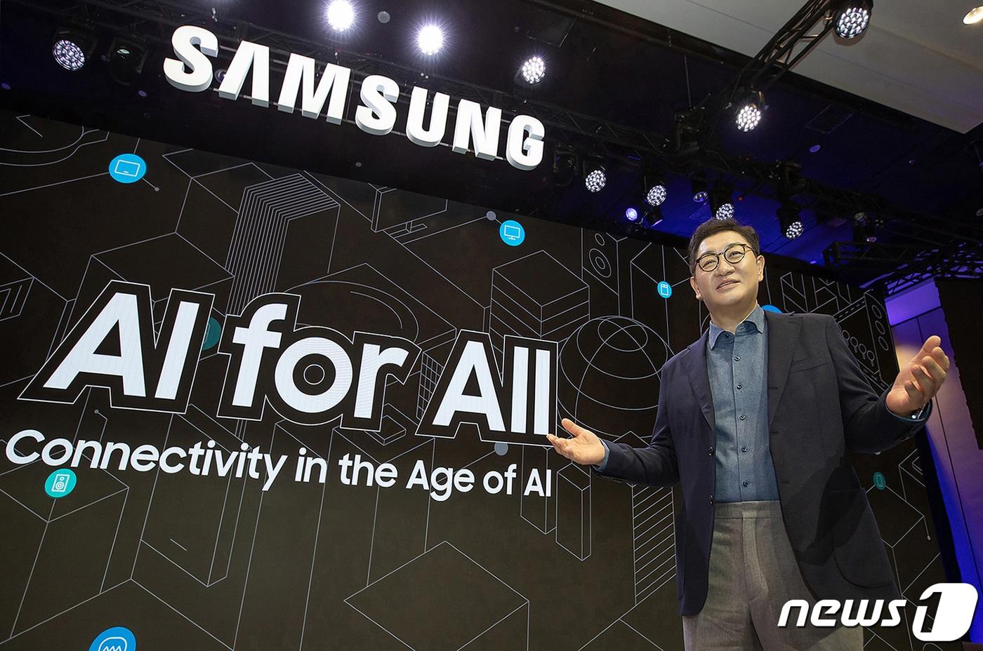 한종희 삼성전자  부회장이 '모두를 위한 AI: 일상 속 똑똑한 초연결 경험('AI for All: Connectivity in the Age of AI)'를 주제로 열린 삼성 프레스 컨퍼런스에서 연설을 하고 있다.  (삼성전자 제공)