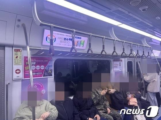 본문 이미지 - 8일 오후 4시30분쯤 서울지하철 4호선 열차 임산부 배려석에 임산부가 아닌 시민들이 앉아있는 모습. 2024.1.8/뉴스1 ⓒ News1 임윤 기자