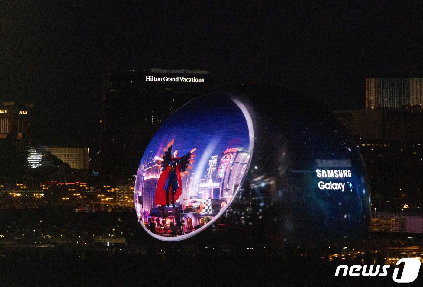 세계 최대 가전·IT(정보기술) 전시회 'CES 2024' 개막을 하루 앞둔 8일(현지시간) 미국 네바다주 라스베이거스 스피어에 삼성전자의 갤럭시 S24 언팩 홍보물이 상영되고 있다. 2023.1.9/뉴스1 ⓒ News1 이재명 기자