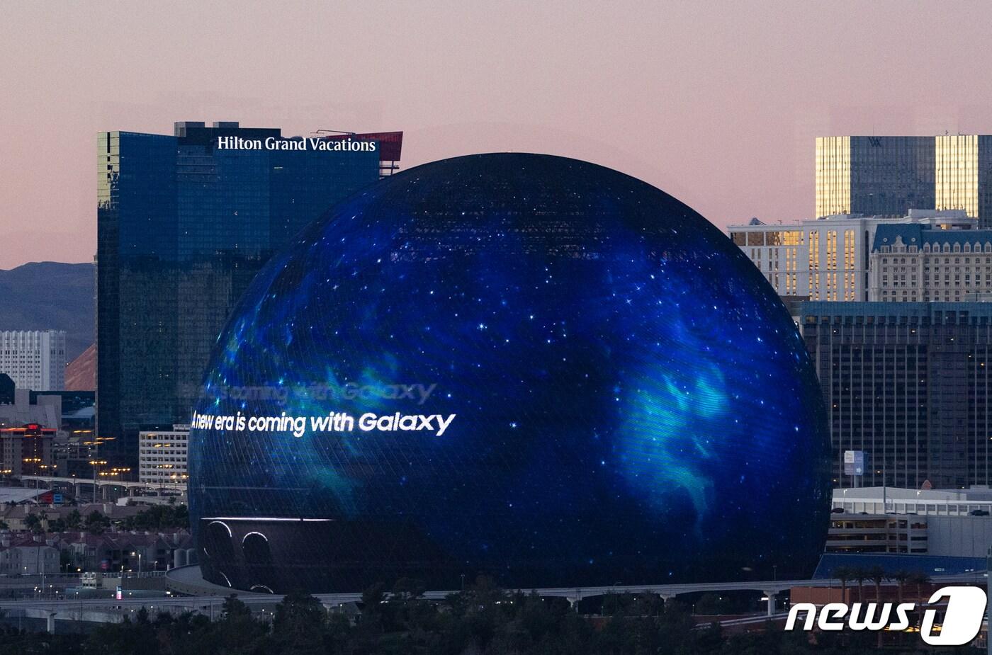 본문 이미지 - 세계 최대 가전·IT(정보기술) 전시회 'CES 2024' 개막을 하루 앞두고 미국 네바다주 라스베이거스 스피어에 상영된 삼성전자의 갤럭시 S24 언팩 홍보물. 2023.1.9/뉴스1 ⓒ News1 이재명 기자