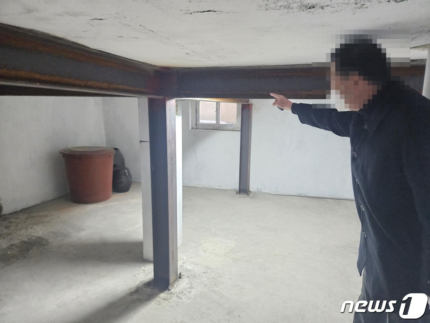 본문 이미지 - 부산 남구 대연3구역 아파트 재개발 공사 피해 주민의 집 지하실에 거대한 H빔이 주택을 지지하고 있다.2024.1.8. 권영지 기자