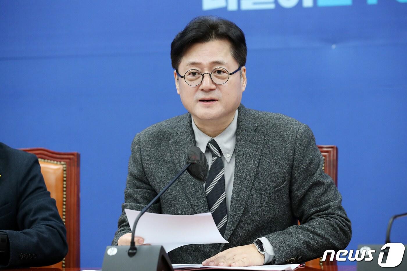 본문 이미지 - 홍익표 더불어민주당 원내대표가 9일 오전 서울 여의도 국회에서 열린 원내대책회의에서 모두발언하고 있다. 2024.1.9/뉴스1 ⓒ News1 이승배 기자