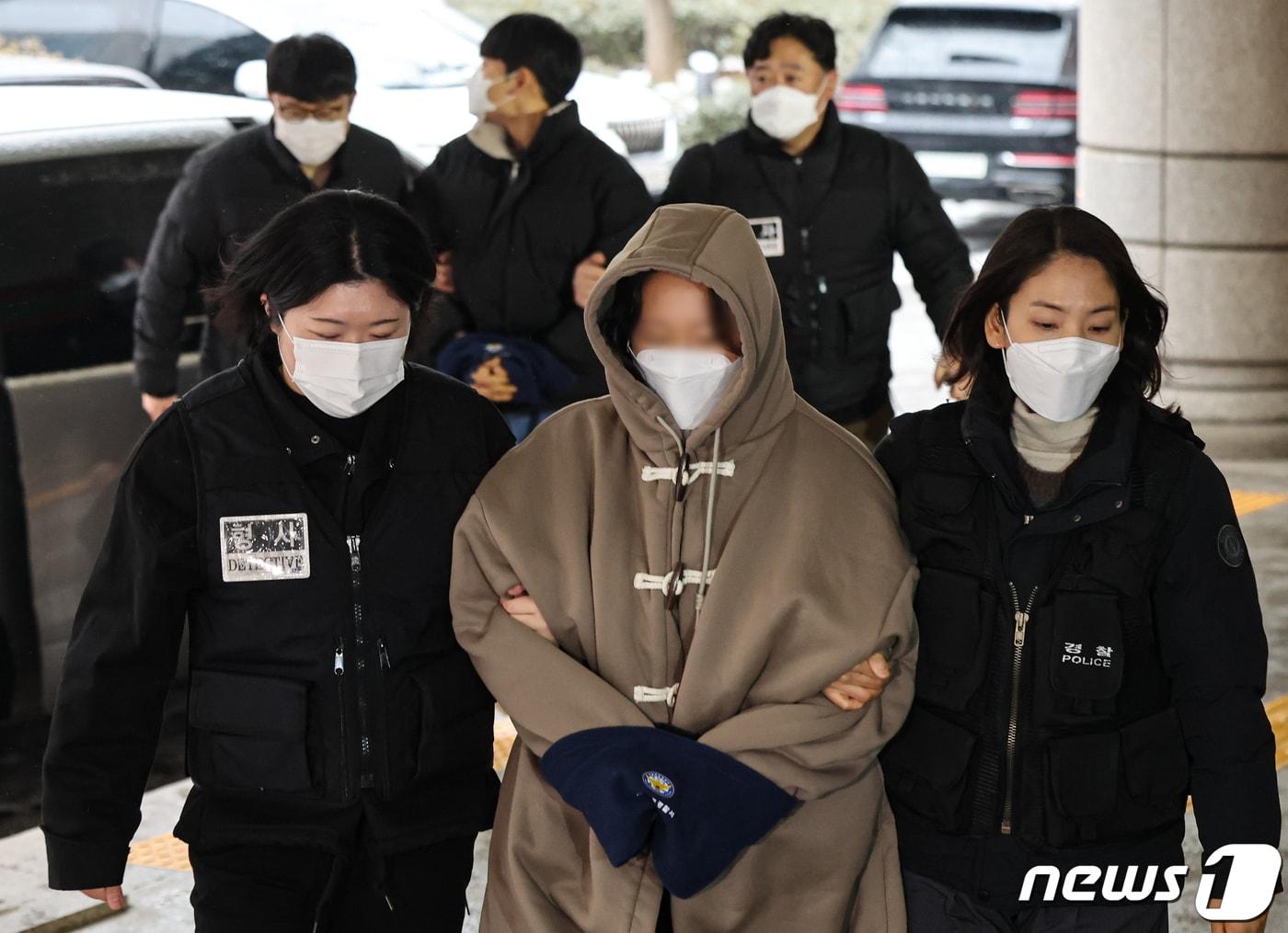 본문 이미지 - 김건희 여사 특검을 주장하며 용산 대통령실에 기습적으로 진입했다가 연행된 한국대학생진보연합 회원들 2024.1.9/뉴스1 ⓒ News1 김도우 기자