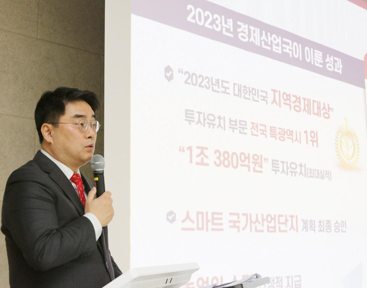 본문 이미지 - 남궁호 세종시 경제산업국장이 9일 오전 조치원읍 세종테크노파크에서 올해 주요업무 추진계획을 밝히고 있다. / 뉴스1