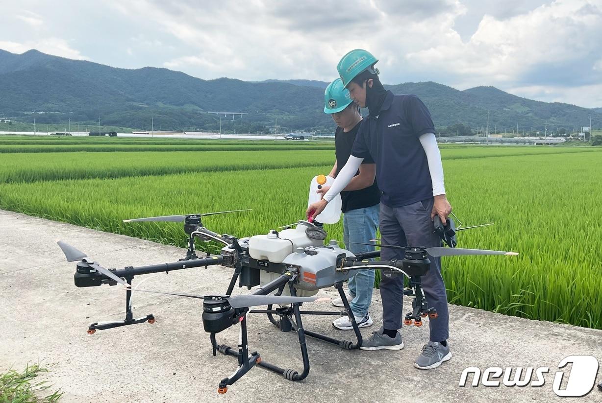 본문 이미지 - 농업용 드론 현장교육 모습.(전남농업기술원 제공) 2024.1.9/뉴스1