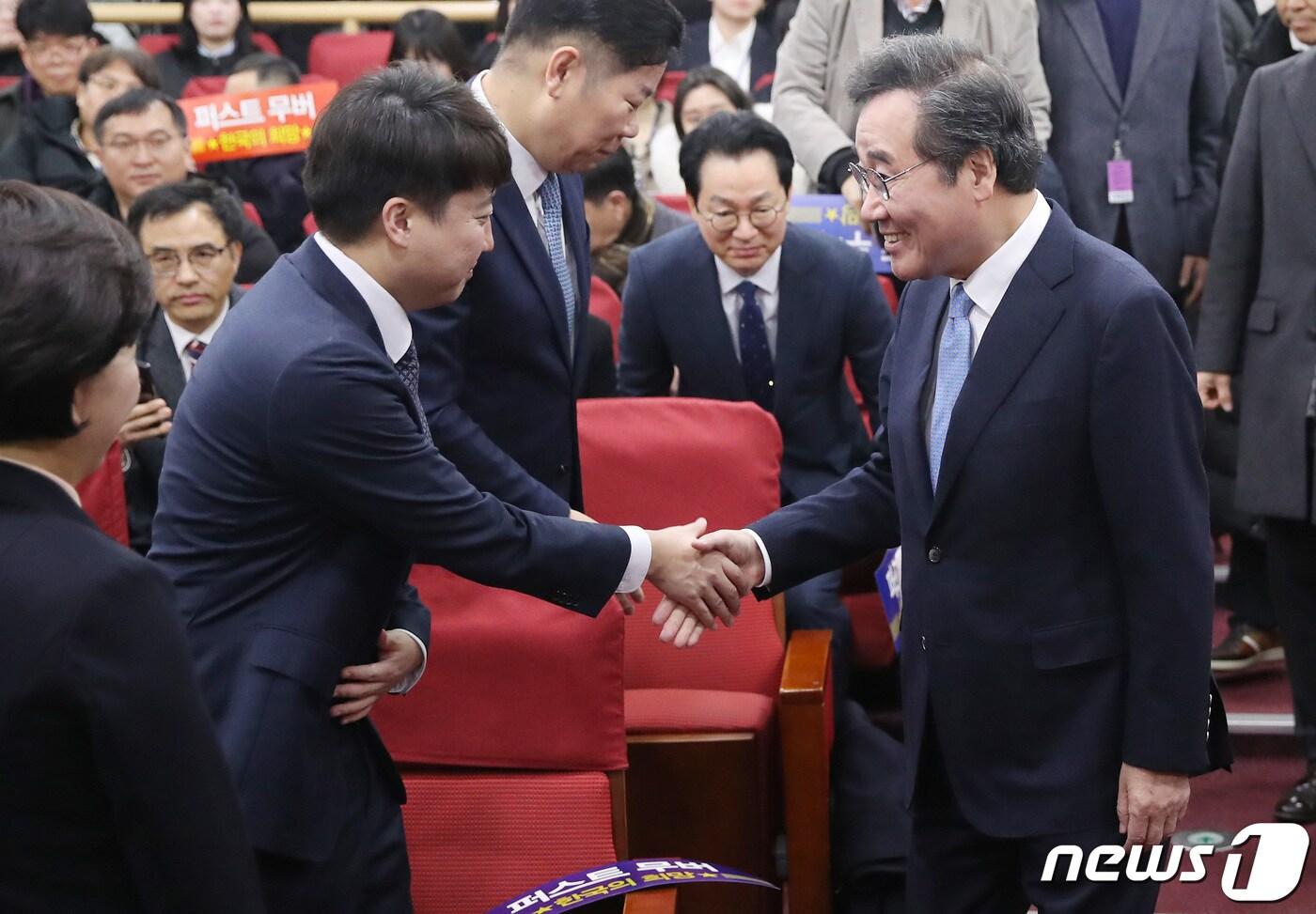 본문 이미지 - 이준석 개혁신당 정강정책위원장(왼쪽)과 이낙연 전 더불어민주당 대표. 뉴스1 ⓒ News1 임세영 기자
