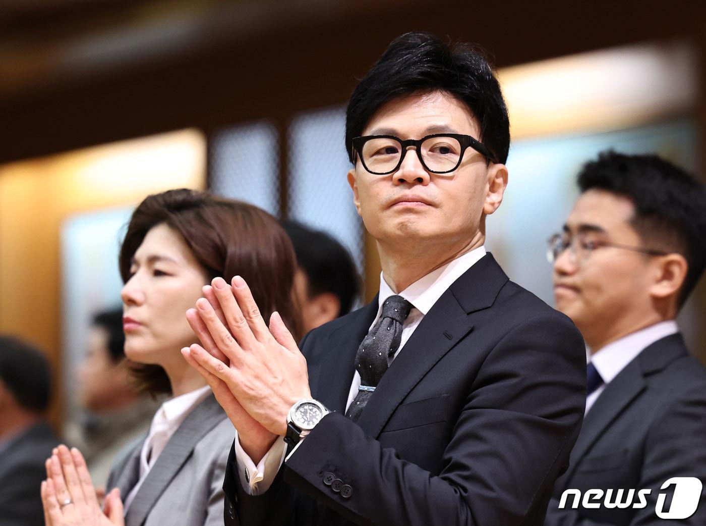 본문 이미지 - 한동훈 국민의힘 비상대책위원장이 9일 오전 충북 단양군 구인사 광명전에서 열린 상월원각대조사 탄신 112주년 봉축법회에 참석해 합장하고 있다. 2024.1.9/뉴스1 ⓒ News1 구윤성 기자