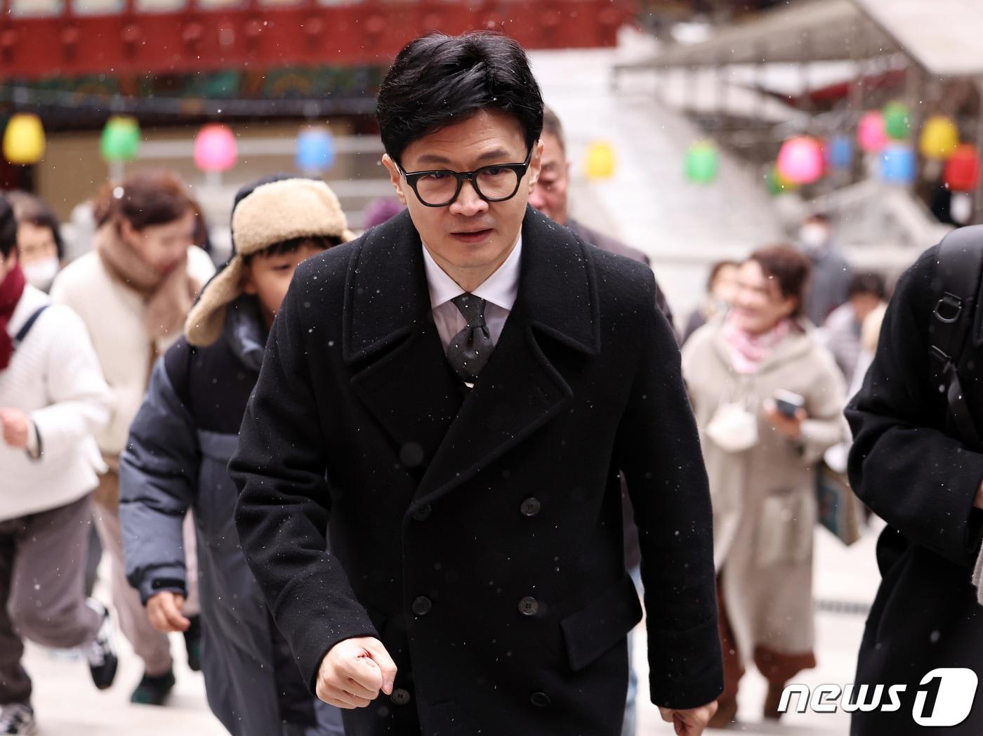 본문 이미지 - 한동훈 국민의힘 비상대책위원장이 9일 오전 충북 단양군 구인사를 찾아 상월원각대조사 탄신 112주년 봉축법회가 열리는 광명전으로 향하고 있다. 2024.1.9/뉴스1 ⓒ News1 구윤성 기자