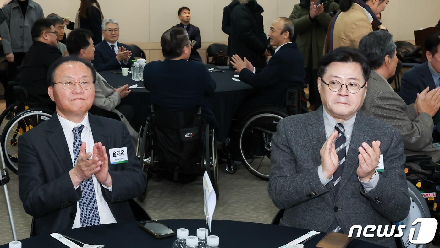 본문 이미지 - 윤재옥 국민의힘 원내대표(왼쪽)와 홍익표 더불어민주당 원내대표가 9일 서울 영등포구 이룸센터에서 열린 2024 장애계 신년인사회에 참석해 손뼉을 치고 있다. 2024.1.9/뉴스1 ⓒ News1 김도우 기자