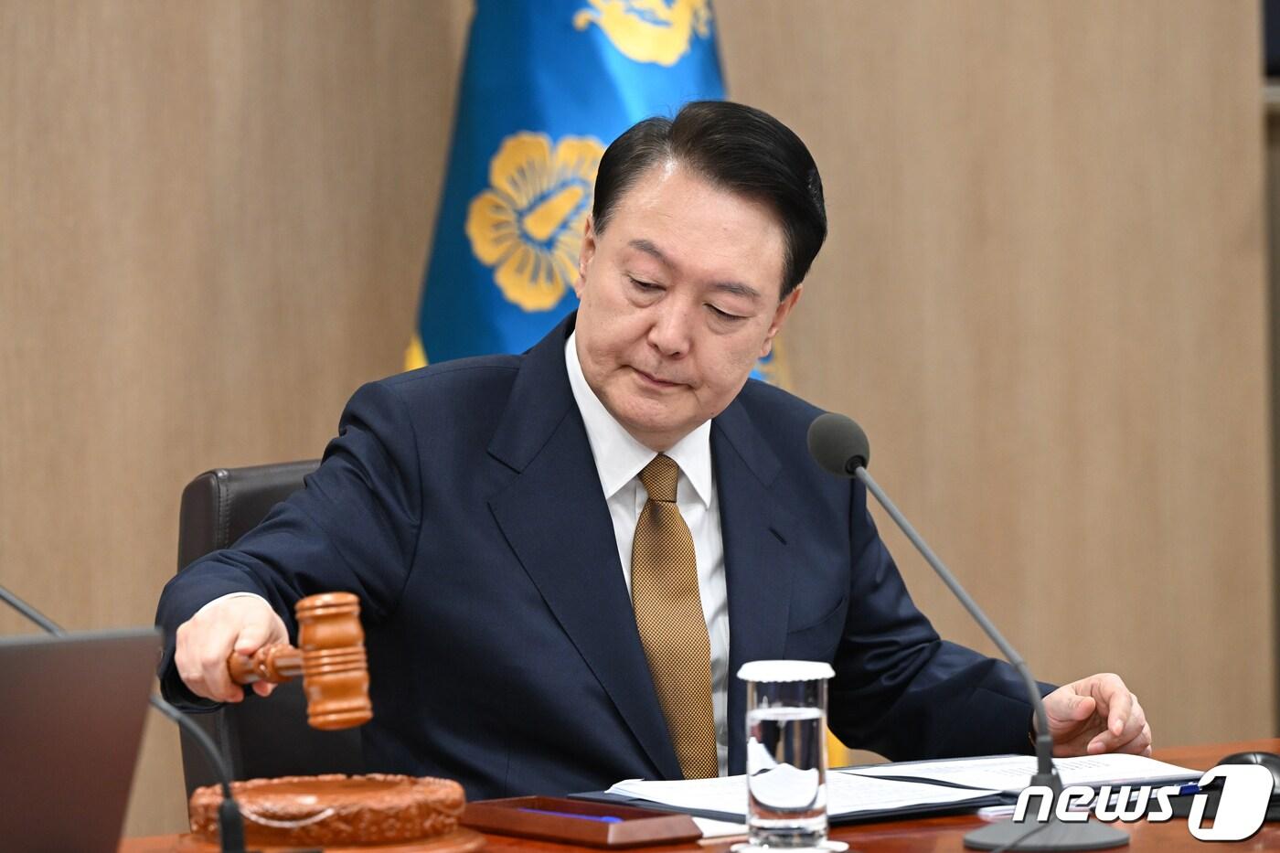 본문 이미지 - 윤석열 대통령이 9일 용산 대통령실 청사에서 열린 제3회 국무회의를 주재하며 의사봉을 두드리고 있다. (대통령실 제공) 2024.1.9/뉴스1 ⓒ News1 오대일 기자