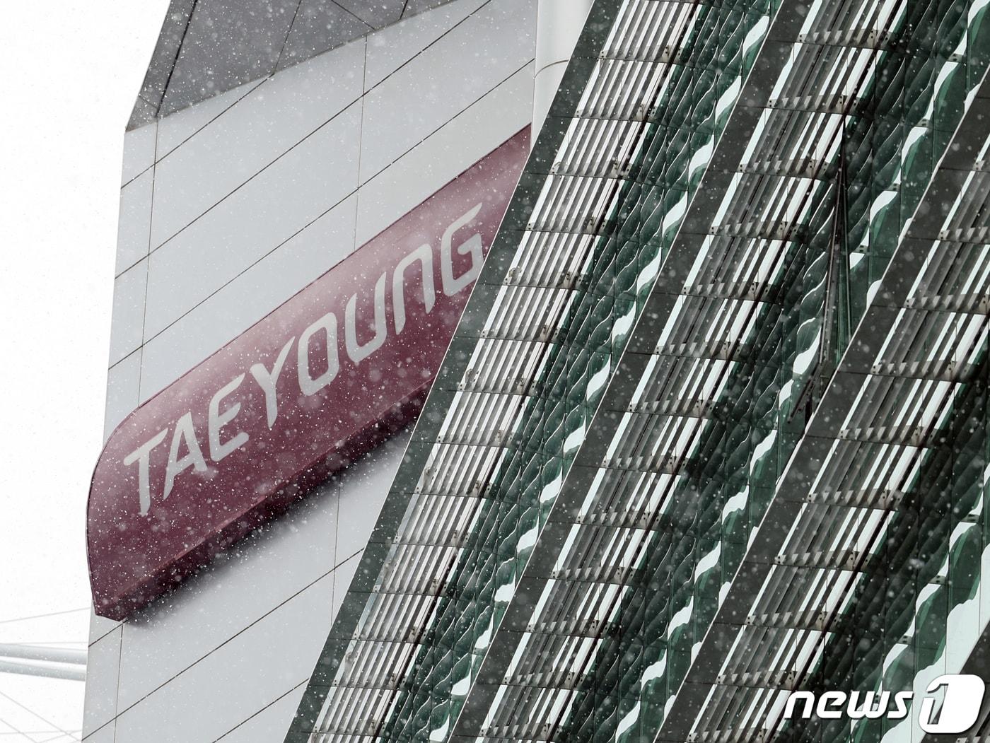 본문 이미지 - 9일 서울 영등포구 태영건설 여의도 사옥에 적막감이 돌고 있다. 이날 태영그룹은 태영건설 여의도 사옥에서 워크아웃 관련 기자회견을 통해 "티와이홀딩스와 SBS 주식을 담보로 태영건설을 살리겠다"고 밝혔다. 2024.1.9/뉴스1 ⓒ News1 황기선 기자