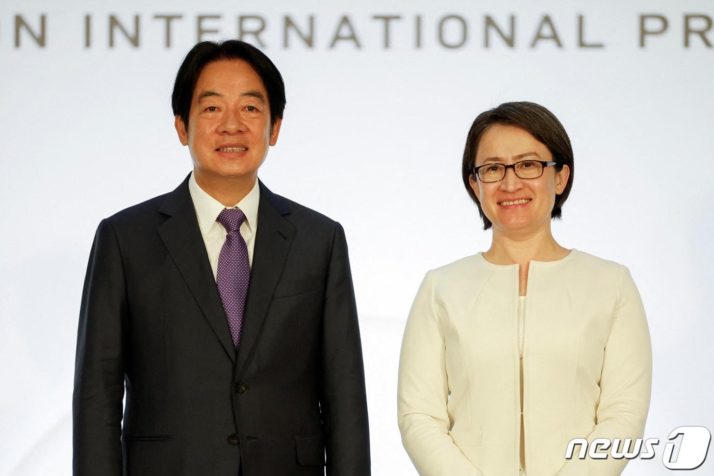 본문 이미지 - 대만 집권 민진당의 라이칭더 총통 후보와 샤오메이친 부총통 후보가 9일(현지시간) 대만 총통 선거를 앞두고 타이페이에서 기자회견에 나섰다. 24.01.09 ⓒ 로이터=뉴스1 ⓒ News1 김예슬 기자