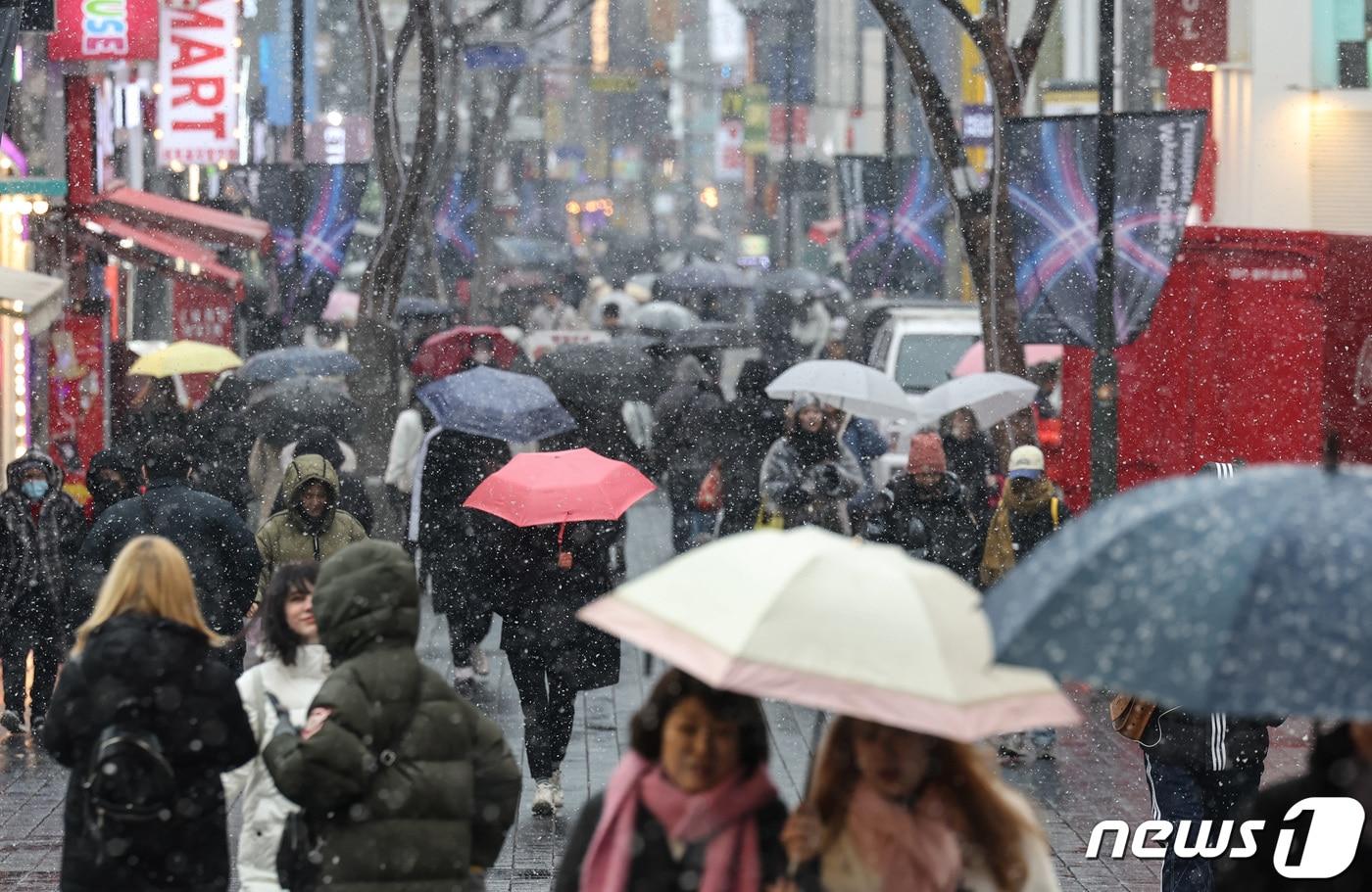 본문 이미지 - 수도권 전역에 대설주의보가 내려진 전날 오후 서울 중구 명동 거리에서 눈이 내리고 있다. 2024.1.9/뉴스1 ⓒ News1 김민지 기자