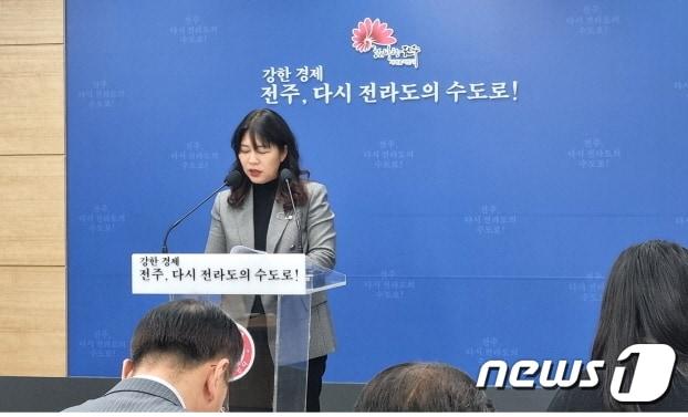 본문 이미지 - 노은영 전주시 문화체육관광국장이 9일 신년브리핑을 갖고, 올해 4대 추진전략에 대해 설명하고 있다.(전주시 제공)/뉴스1