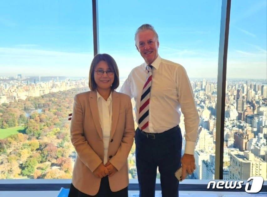 본문 이미지 - 김소연 피씨엘 대표이사(왼쪽)와 크리스토퍼 브라운 GEM 회장이 지난해 11월15일 뉴욕 맨해튼에 있는 GEM 사무소에서 지분 취득 계약 후 기념사진을 찍고 있다.(피씨엘 제공)/뉴스1 ⓒ News1