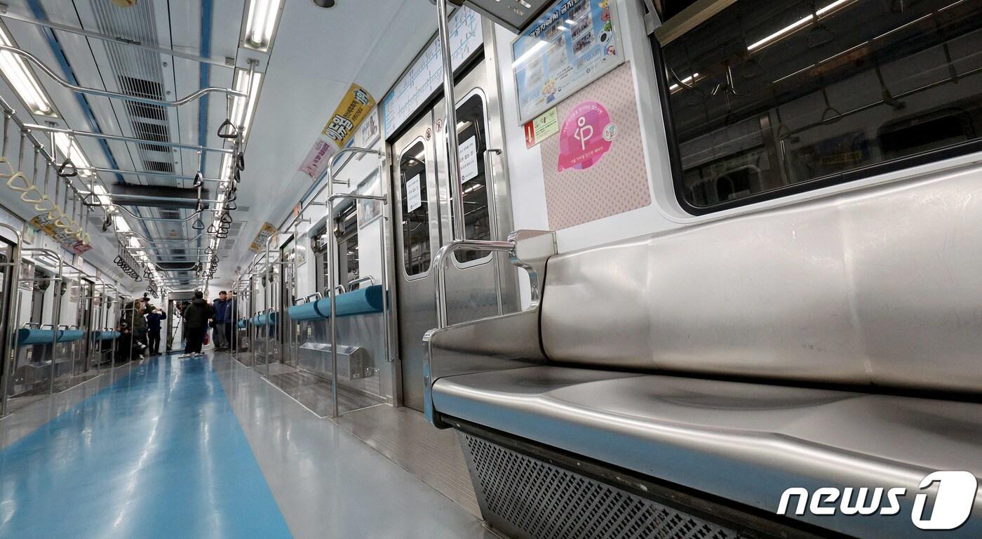 9일 오후 서울 창동차량사업본부에 의자 없는 칸으로 개조된 4호선 열차가 시범 운영을 앞두고 기지에 세워져 있다. 서울교통공사는 10일부터 4호선 혼잡도 완화를 위해 1개 열차 1량을 의자 없는 칸으로 개조, 출근시간대에 맞춰 시범 운영한다. 2024.1.9/뉴스1 ⓒ News1 장수영 기자