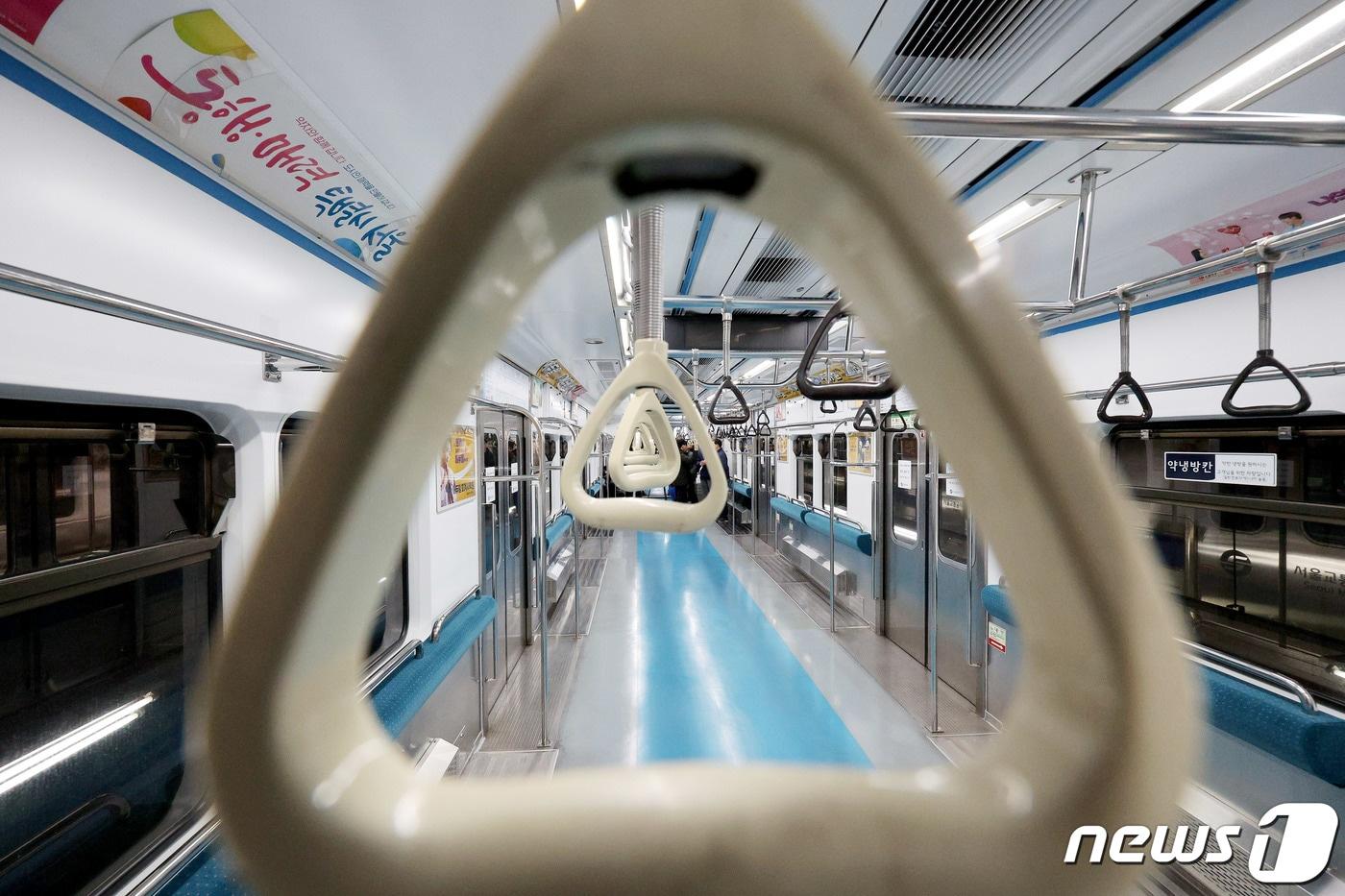 9일 오후 서울 창동차량사업본부에 의자 없는 칸으로 개조된 4호선 열차가 시범 운영을 앞두고 기지에 세워져 있다.  2024.1.9/뉴스1 ⓒ News1 장수영 기자