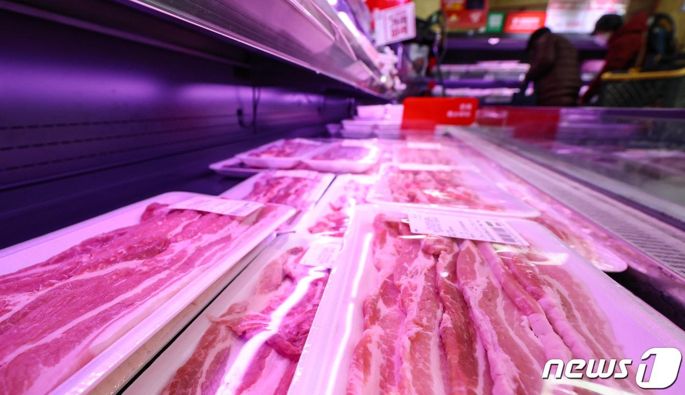 본문 이미지 - 서울 시내 한 대형마트에 진열된 삼겹살. 2024.1.9/뉴스1 ⓒ News1 김도우 기자