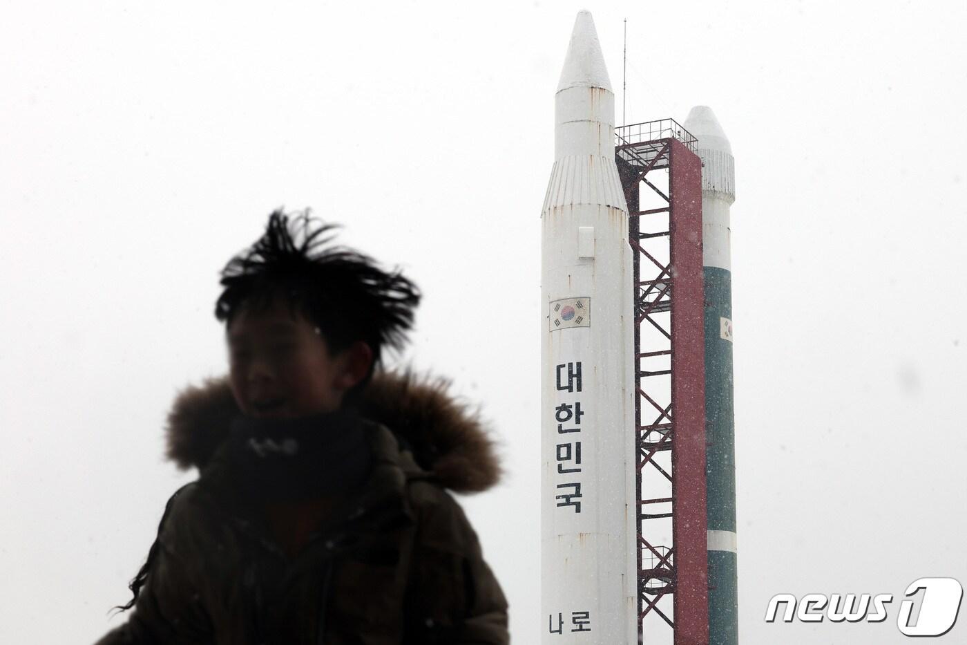 본문 이미지 - 한국판 나사(NASA·미국 항공우주국)격인 우주항공청이 출범한다. 국회는 9일 본회의에서 '우주항공청의 설치 및 운영에 관한 특별법안'과 '우주개발 진흥법 일부개정법률안'을 가결했다.  진은 이날 경기 과천시 국립과천과학관에서 어린이들이 나로호 모형을 살펴보는 모습. 2024.1.9/뉴스1 ⓒ News1 신웅수 기자