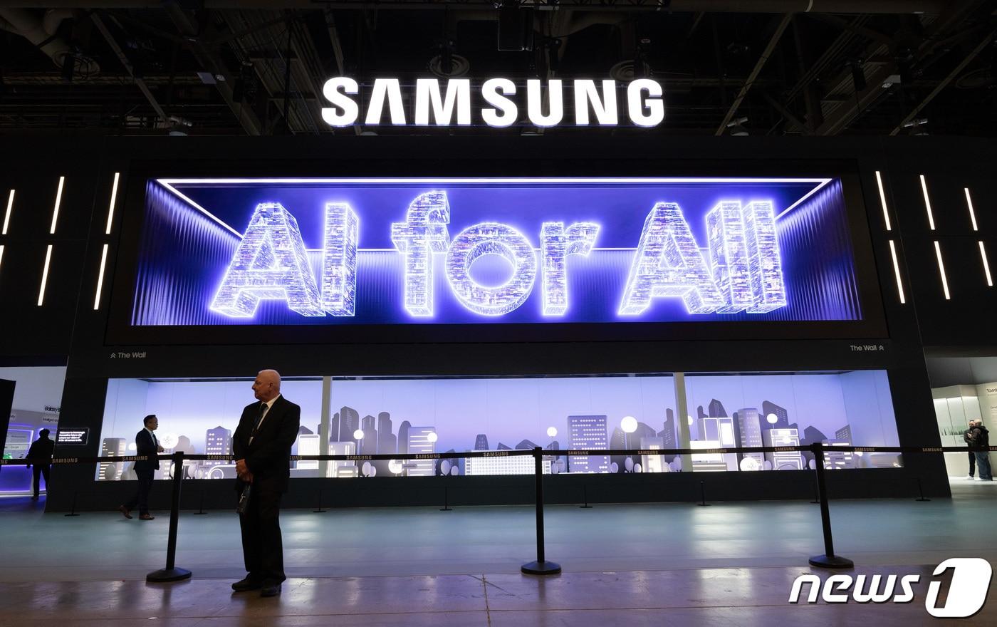 세계 최대 가전·IT(정보기술) 전시회 'CES 2024' 개막을 하루 앞둔 8일(현지시간) 미국 네바다주 라스베이거스 컨벤션센터(LVCC) 삼성전자 부스 입구에 미디어 아트가 전시돼 있다. 2024.1.9/뉴스1 ⓒ News1 이재명 기자